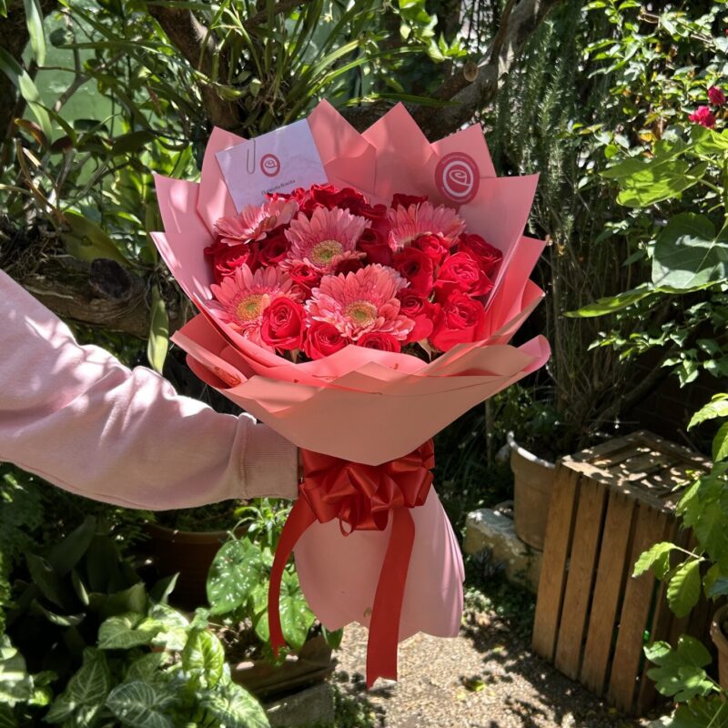Ramo de 24 rosas con gerberas