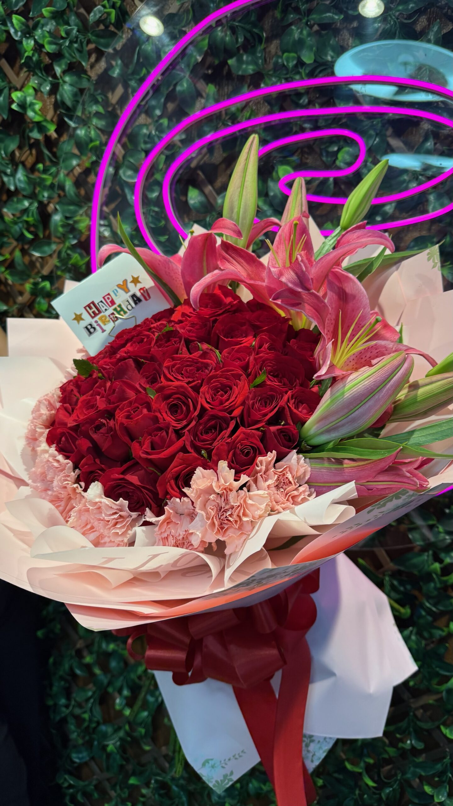Ramo de lirios rosas y claveles - Imagen 2