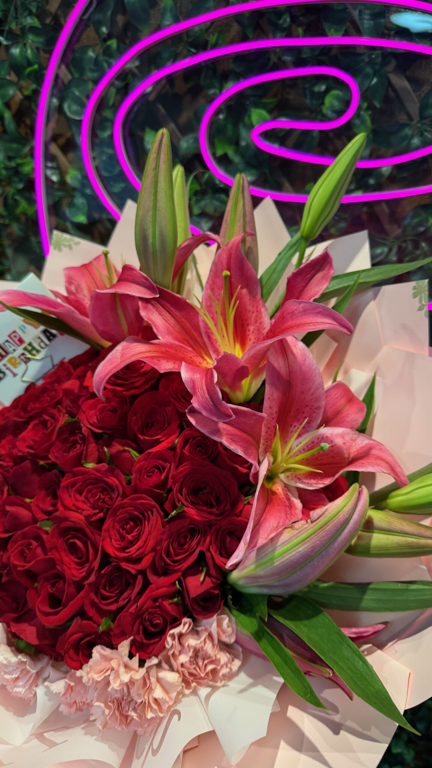Ramo de lirios rosas y claveles - Imagen 3