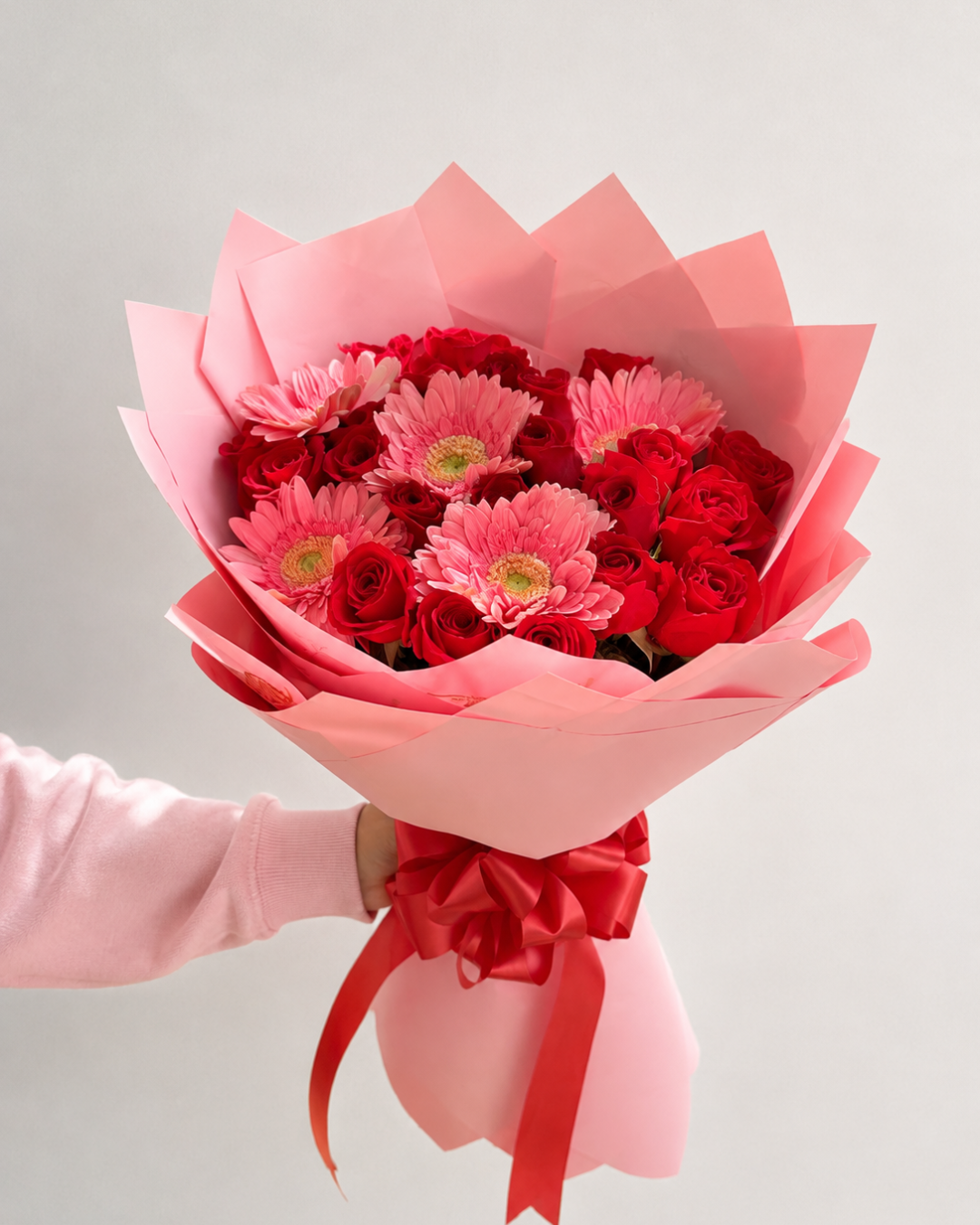 Ramo de 24 rosas con gerberas
